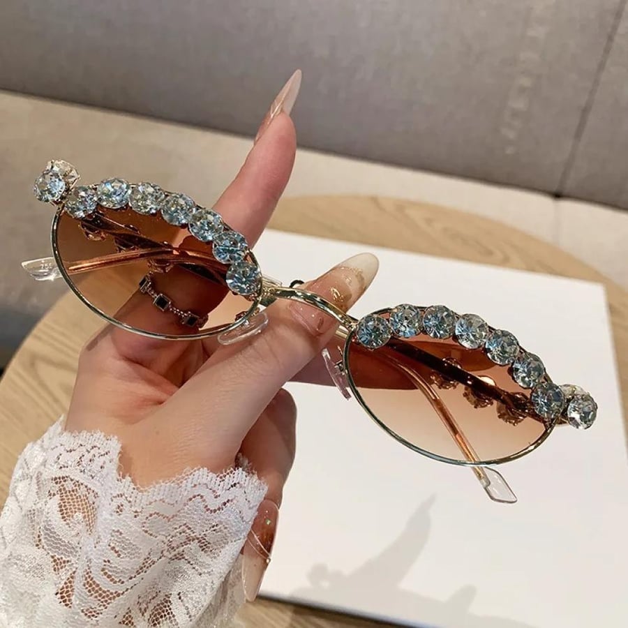 Oval sunglasses for women – luxurious and diamond-studded for 2025