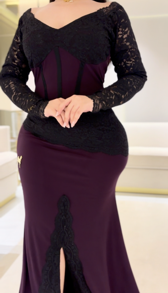 فستان سترتش مع دانتيل اسود مفصص