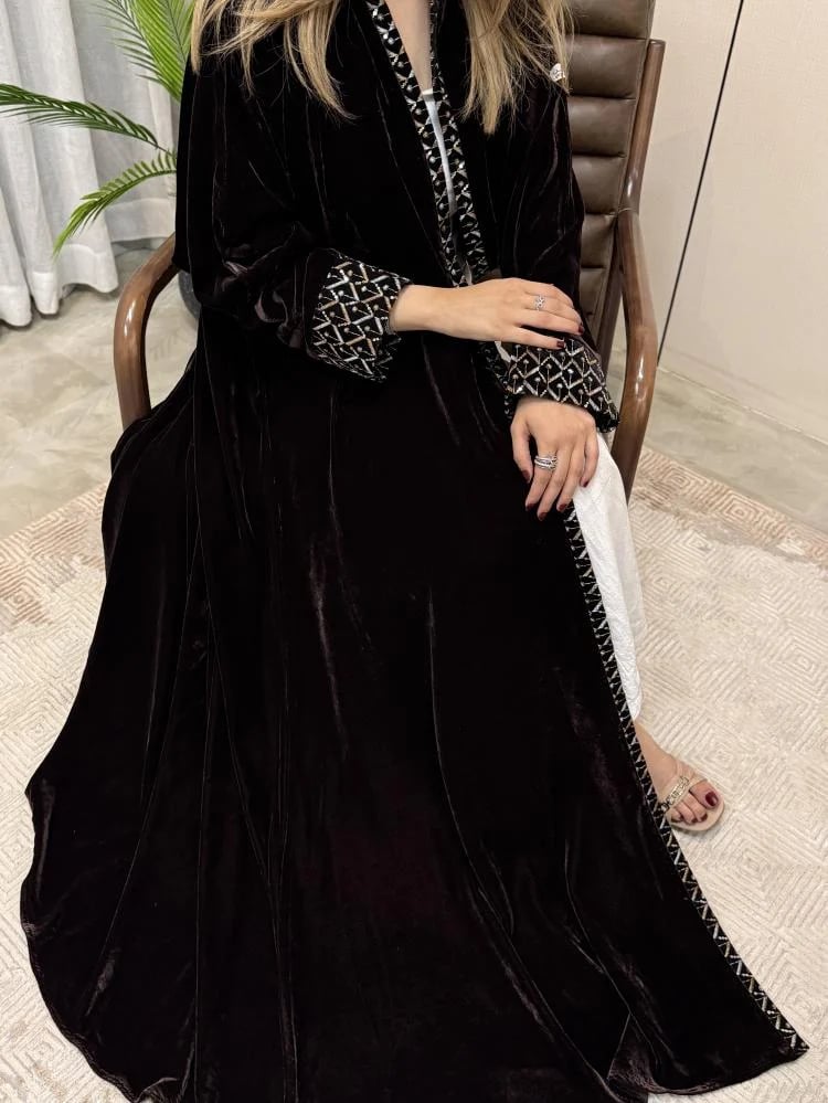 مخمل بني مع تدخيلات