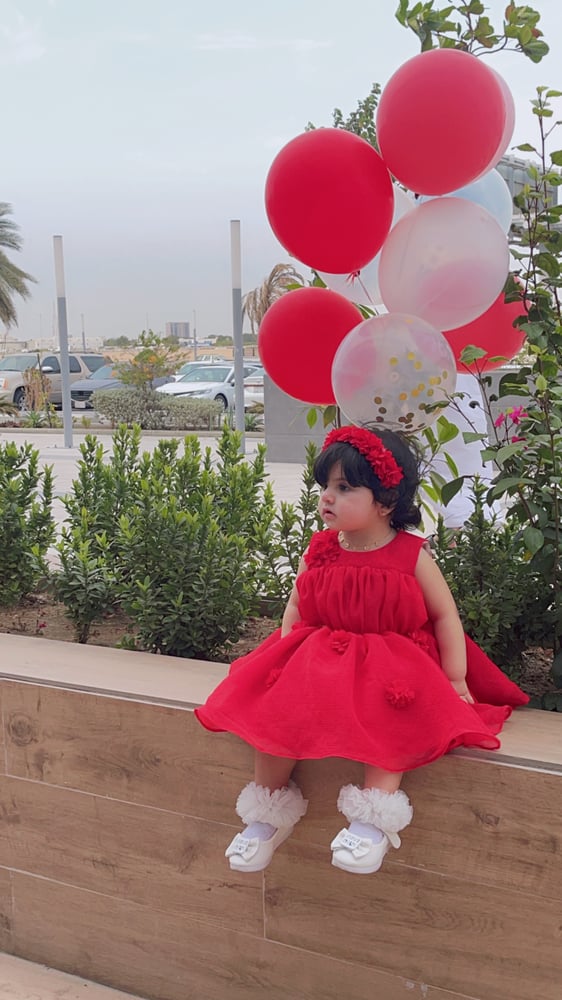 فُستان احمر بالورد