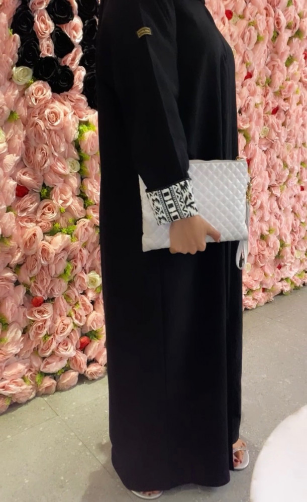 عبايه كم ابيض مع اسود فخمه  مع الطرحه