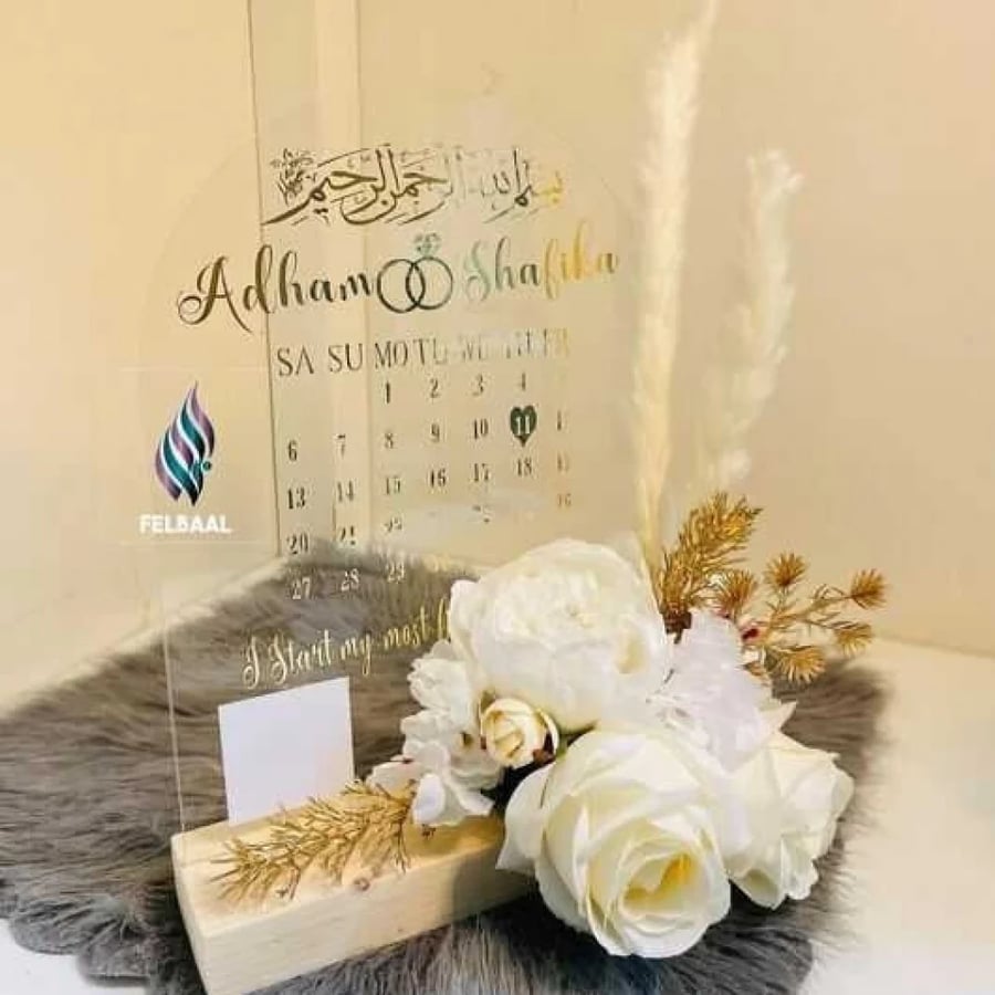 استاند البصمة بتصميم التقويم مع تنسيق الورود