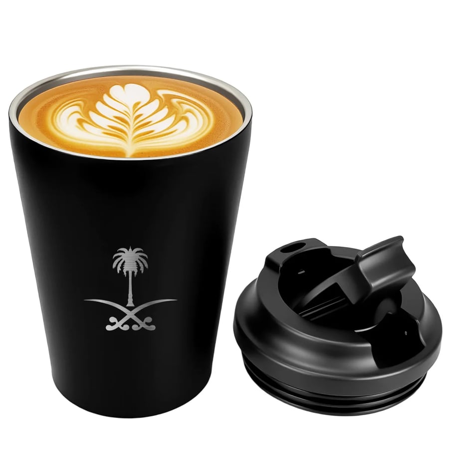 كوب قهوة للسفر بشعار السعودية