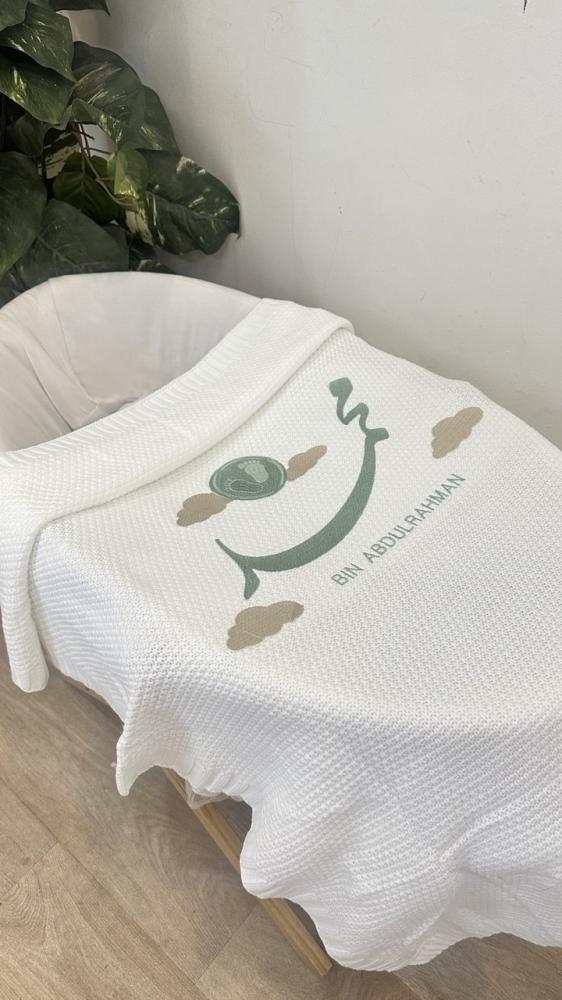 Births blanket with embroidery of the name in a distinctive design