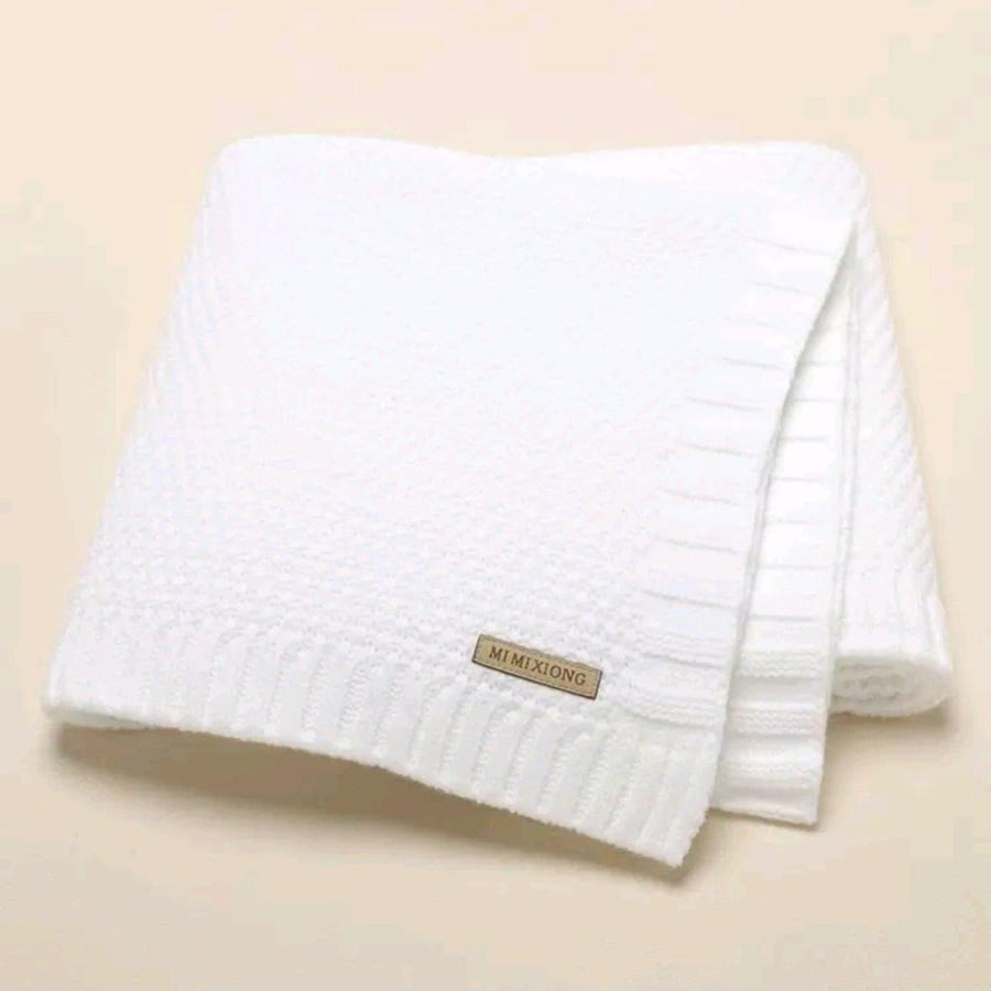 Births blanket with embroidery of the name in a distinctive design