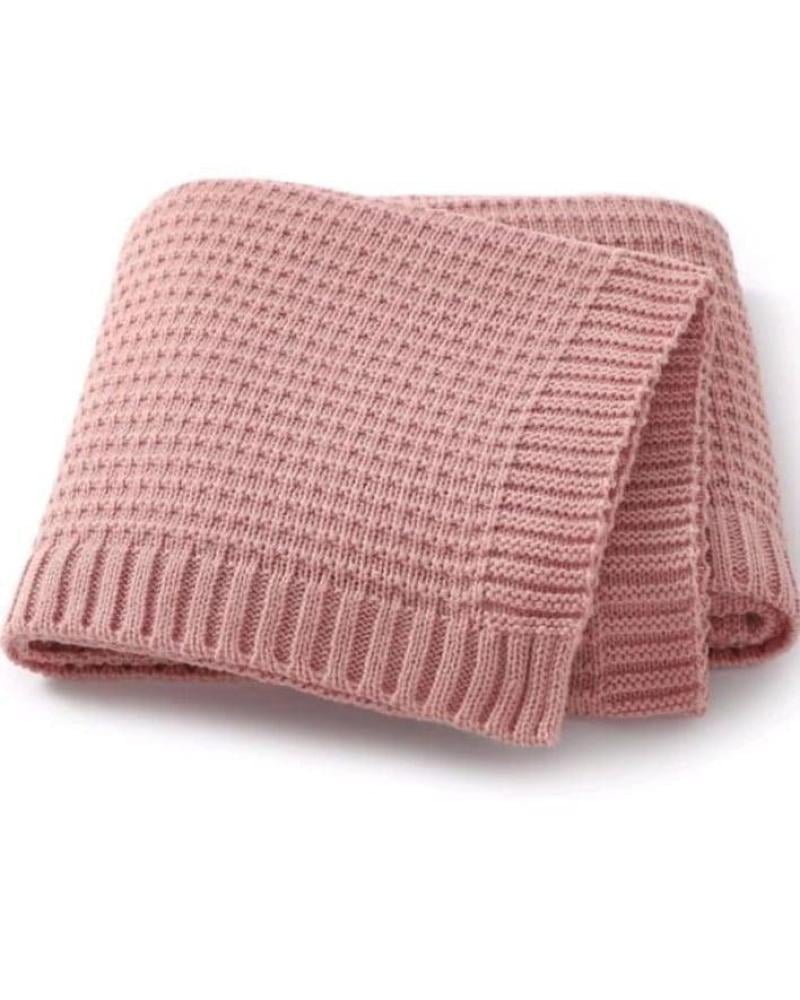 Births blanket with embroidery of the name in a distinctive design