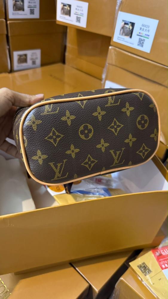 طقم ميك اب لويس فيتون قطعتين