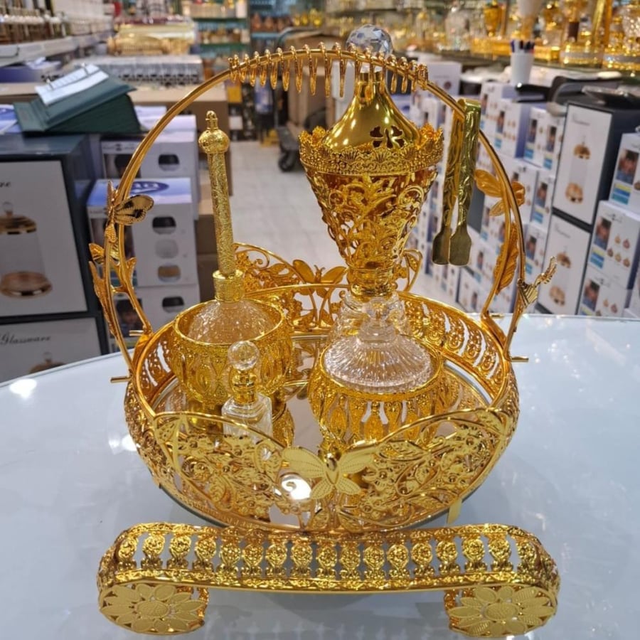 طقم تقديم ذهبي