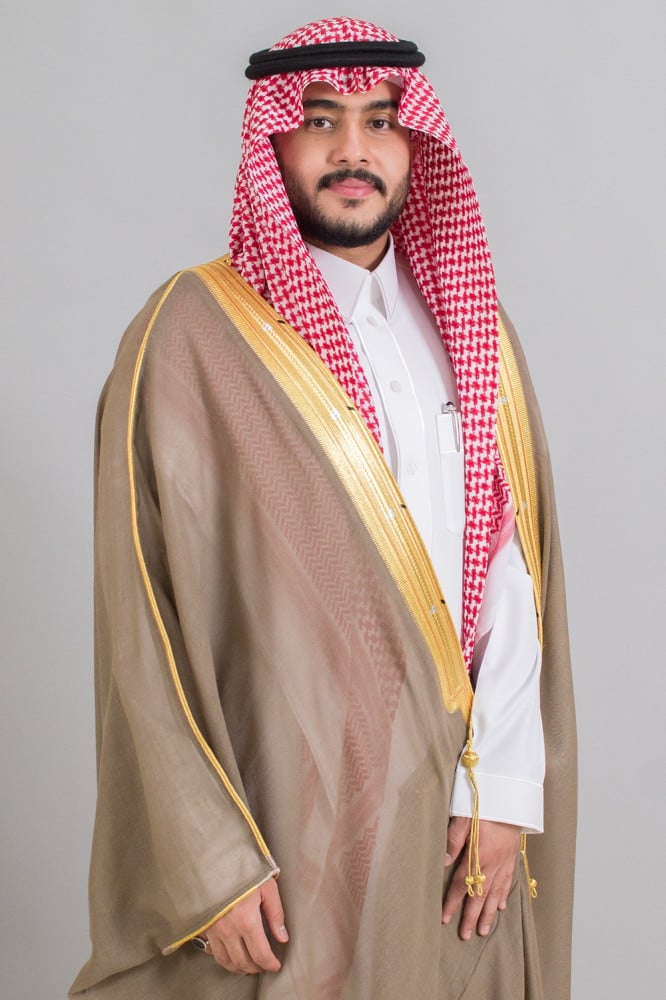 بشت ملكي كموني رجالي بقماش شفاف وزري ذهبي مع الثوب السعودي