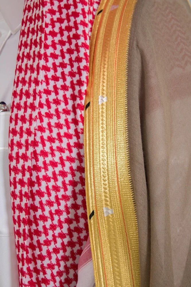 تفاصيل الزري الذهبي في بشت ملكي كموني رجالي