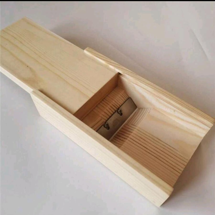 A tool for carving the edges of candles and soap