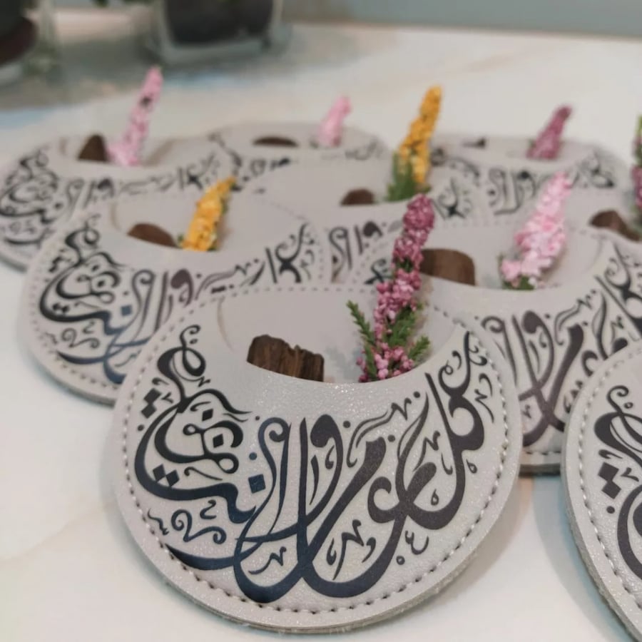 توزيعات جلدية شكل هلال بكتابة كل عام وأنتم بخير - أمير الطيب