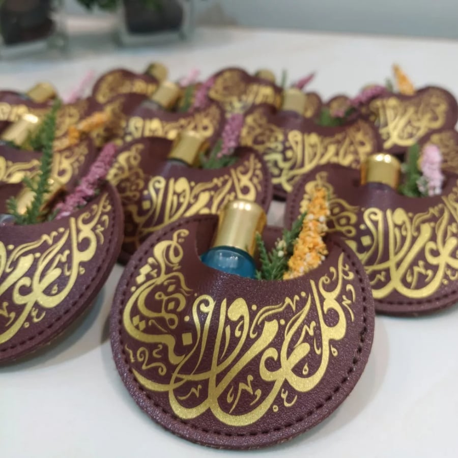 توزيعات جلدية شكل هلال بكتابة كل عام وأنتم بخير - أمير الطيب