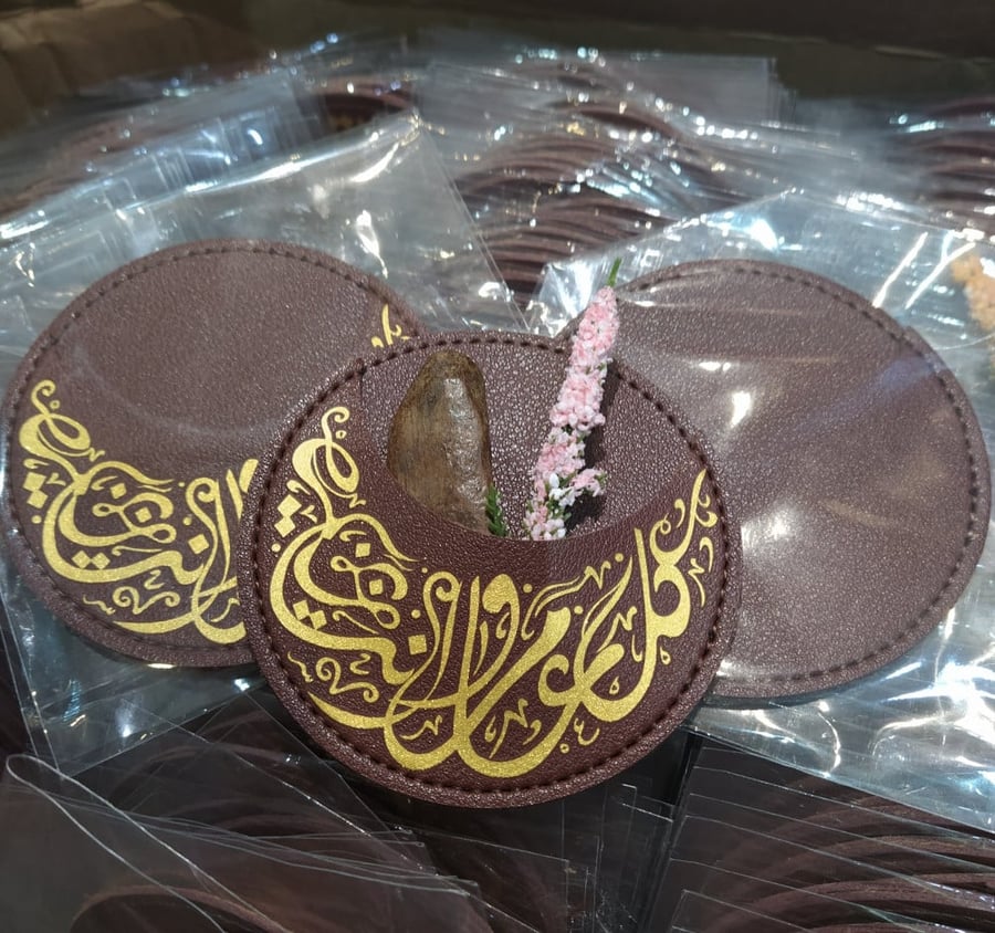 توزيعات جلدية شكل هلال بدون كتابة - أمير الطيب
