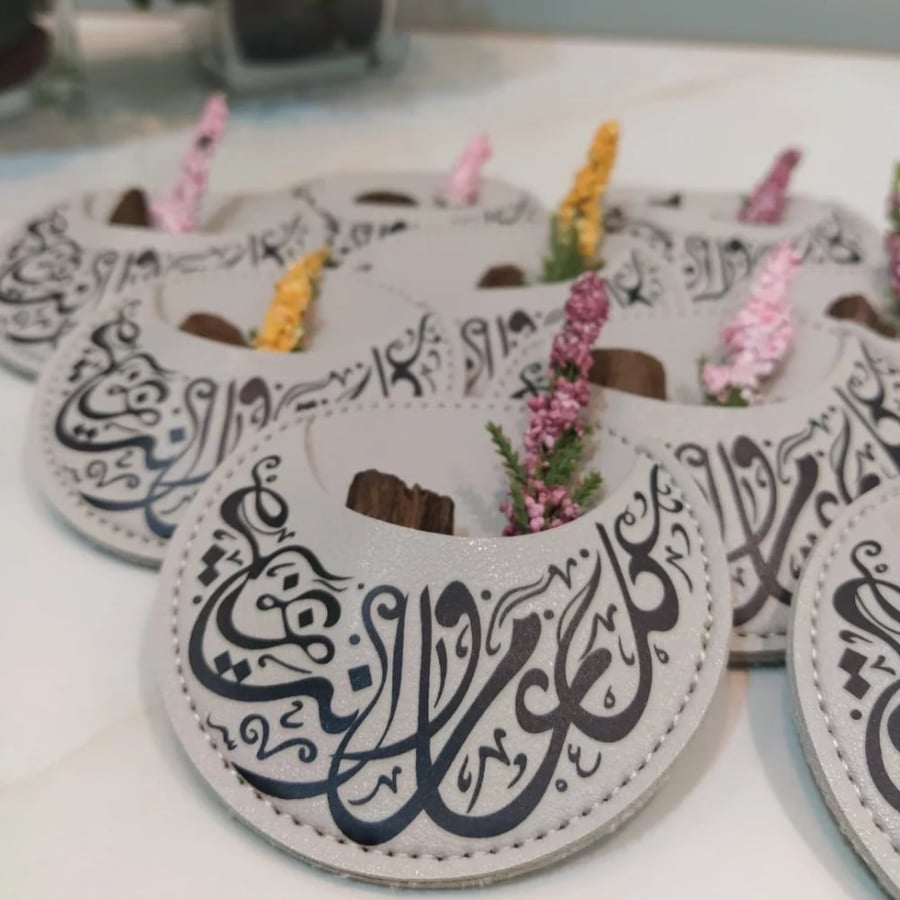 توزيعات جلدية شكل هلال بكتابة كل عام وأنتم بخير - أمير الطيب