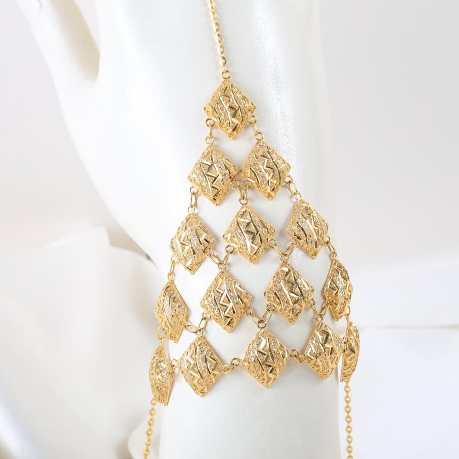 A bracelet of 21-karat