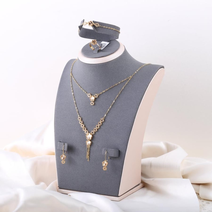 A 21-karat jewelry set