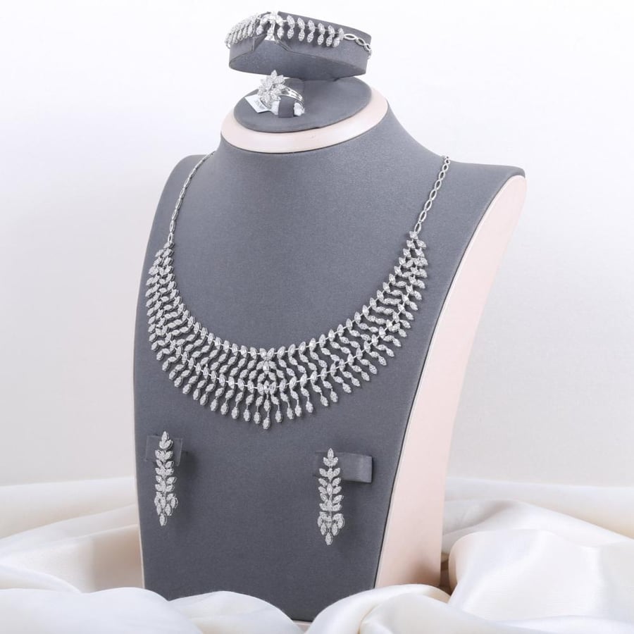 A set of 18-karat