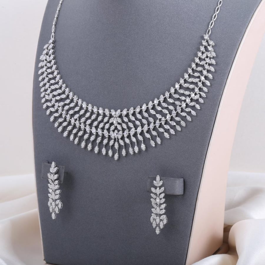 A set of 18-karat