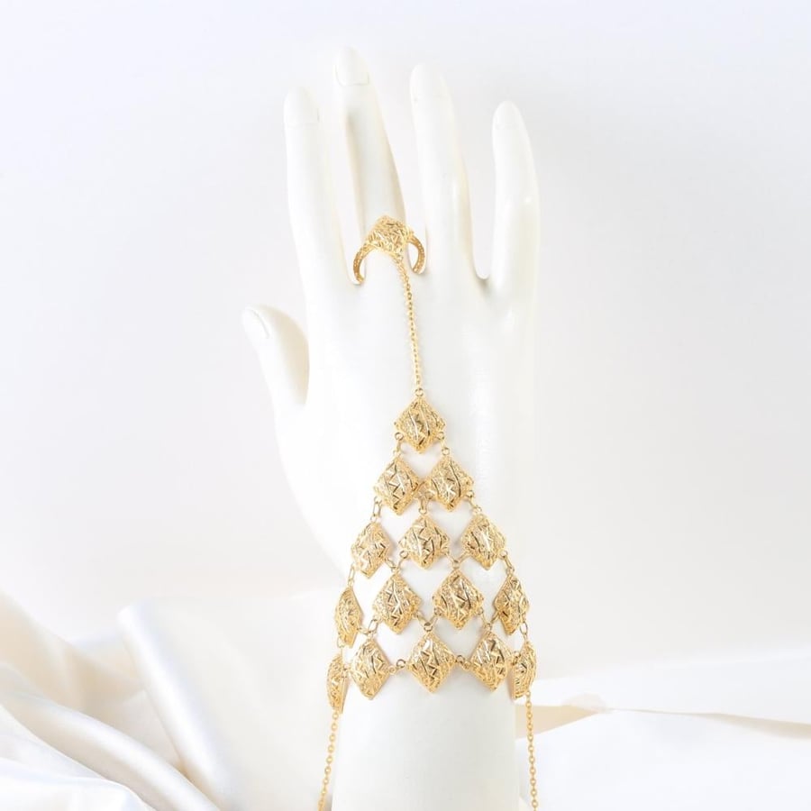 A bracelet of 21-karat