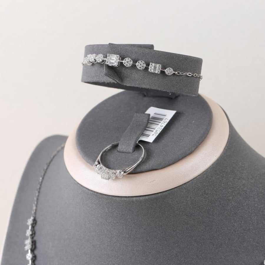 A set of 18-karat