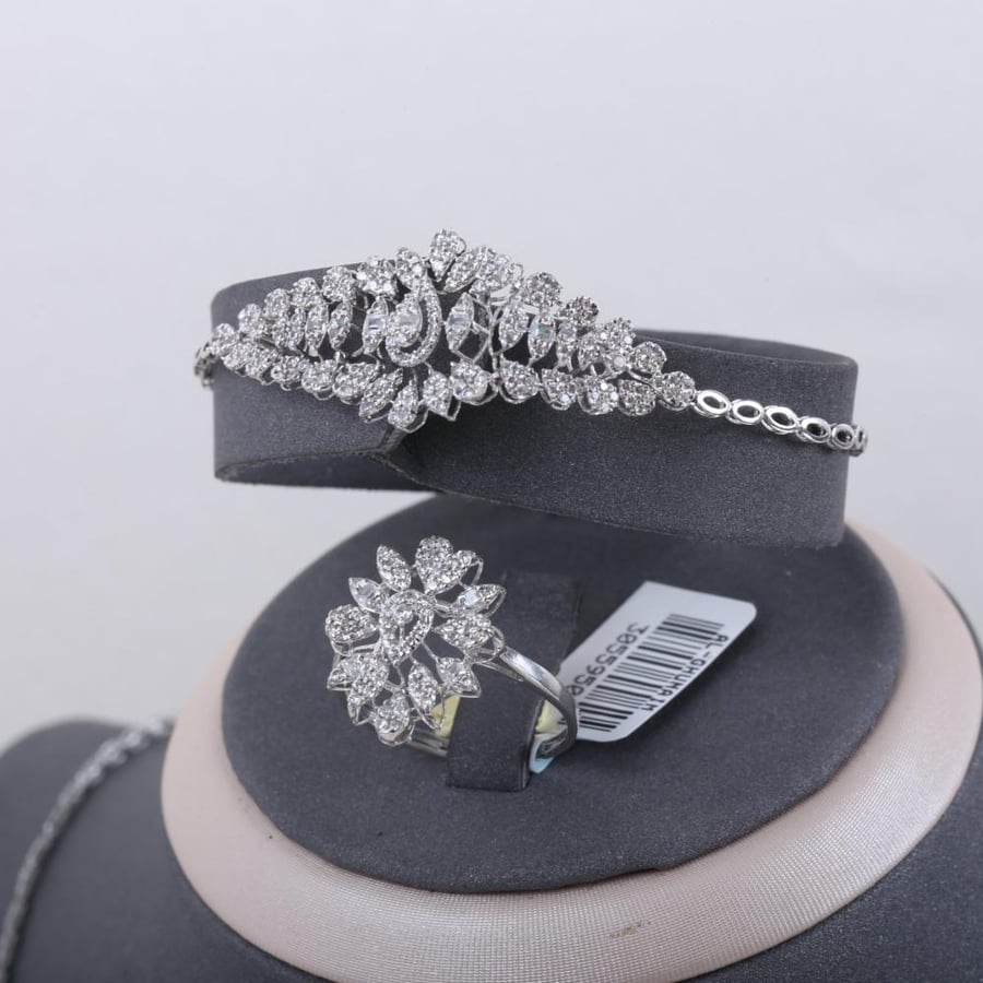 A set of 18-karat
