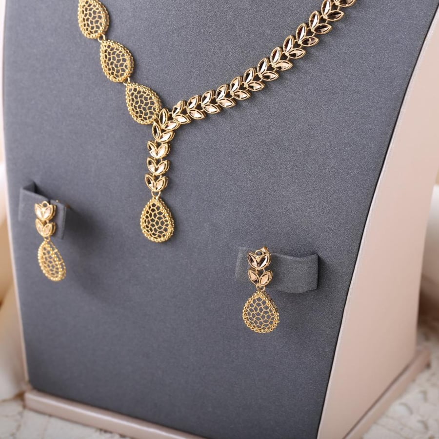A 21-karat jewelry set