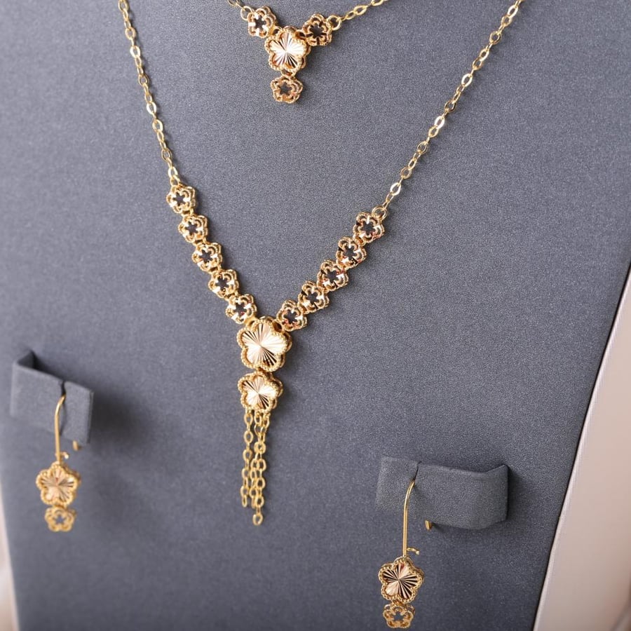 A 21-karat jewelry set