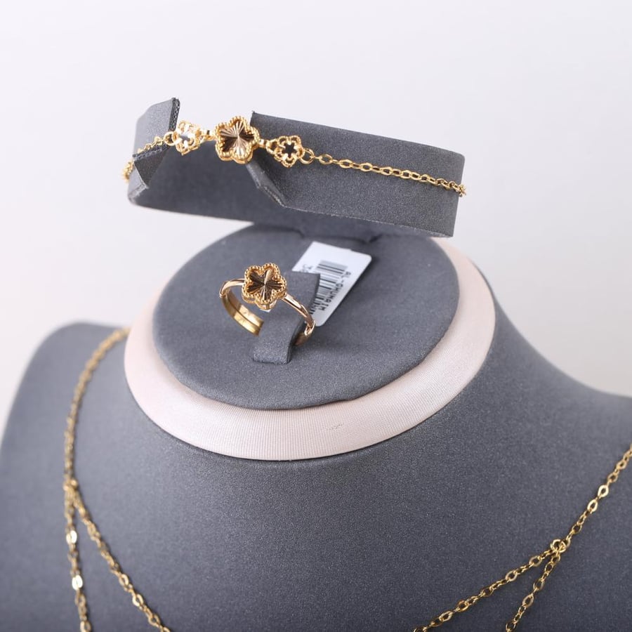 A 21-karat jewelry set
