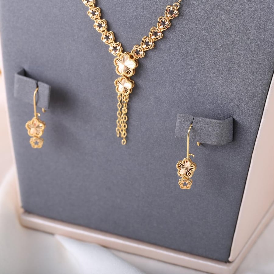 A 21-karat jewelry set