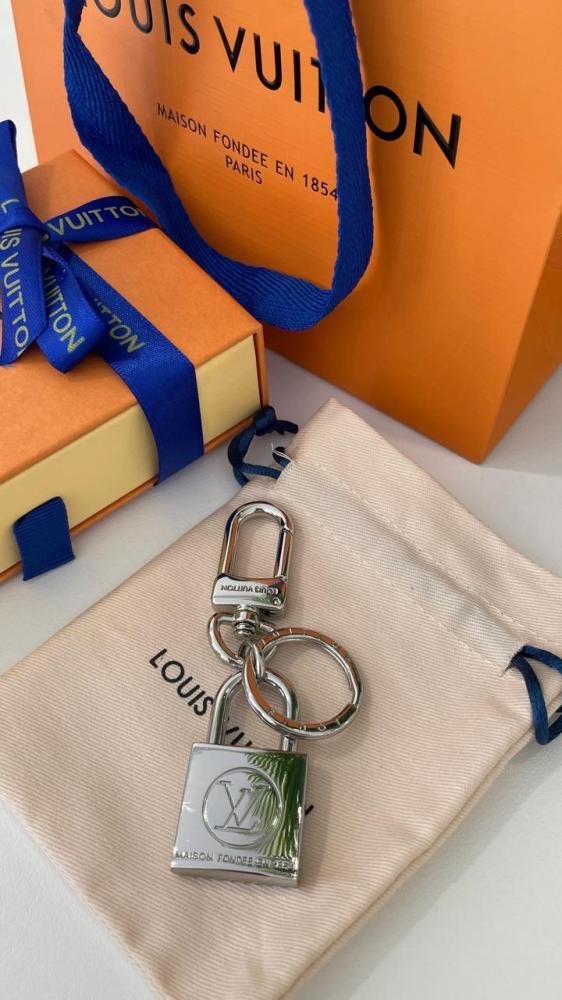 ميداليه مفاتيح LV شكل قفل فضي مع الملحقات