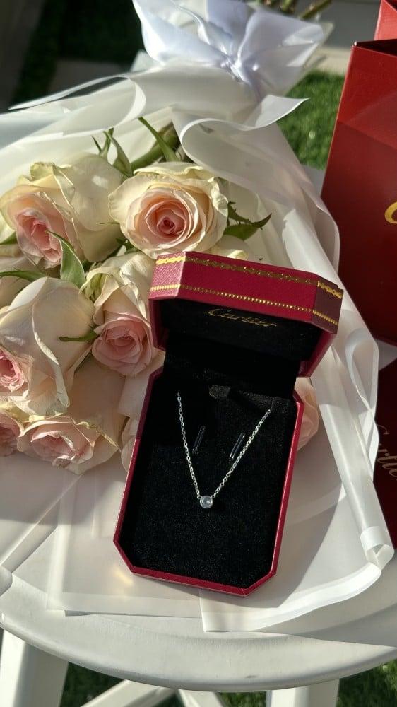 سلسال كارتير مع تنسيق ورد شبيه طبيعي+كرت