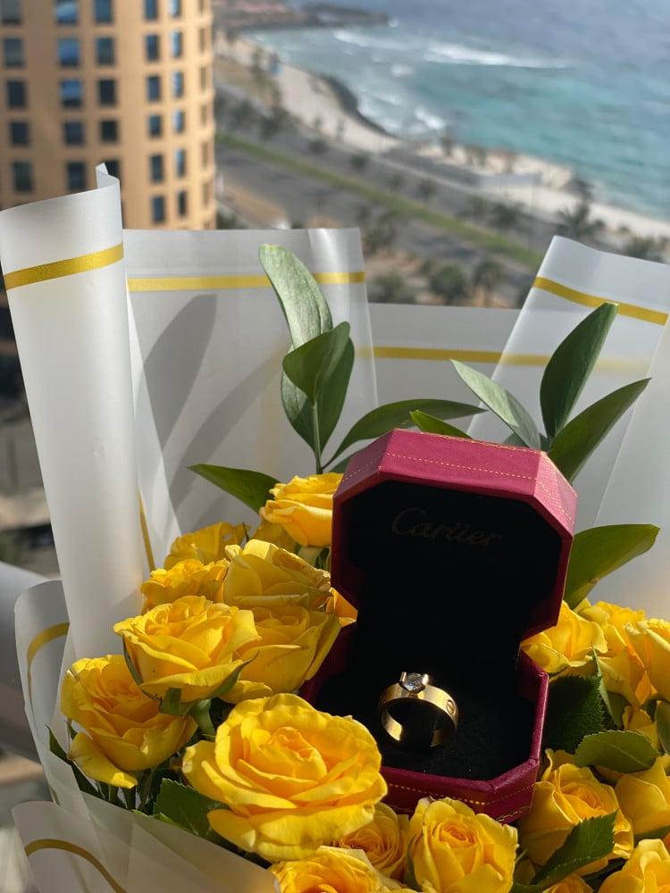 باقة ورد بيبي روز اصفر + خاتم كارتير ذهبي