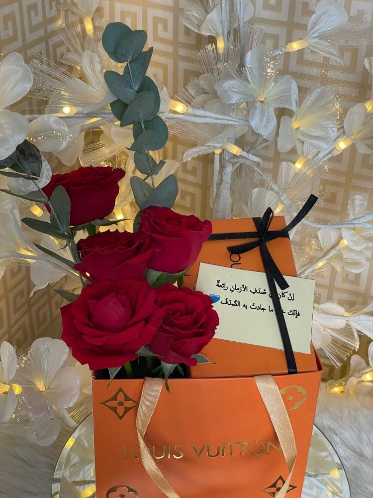 تنسيق ورد طبيعي مع اسوارةLV من اختيارك