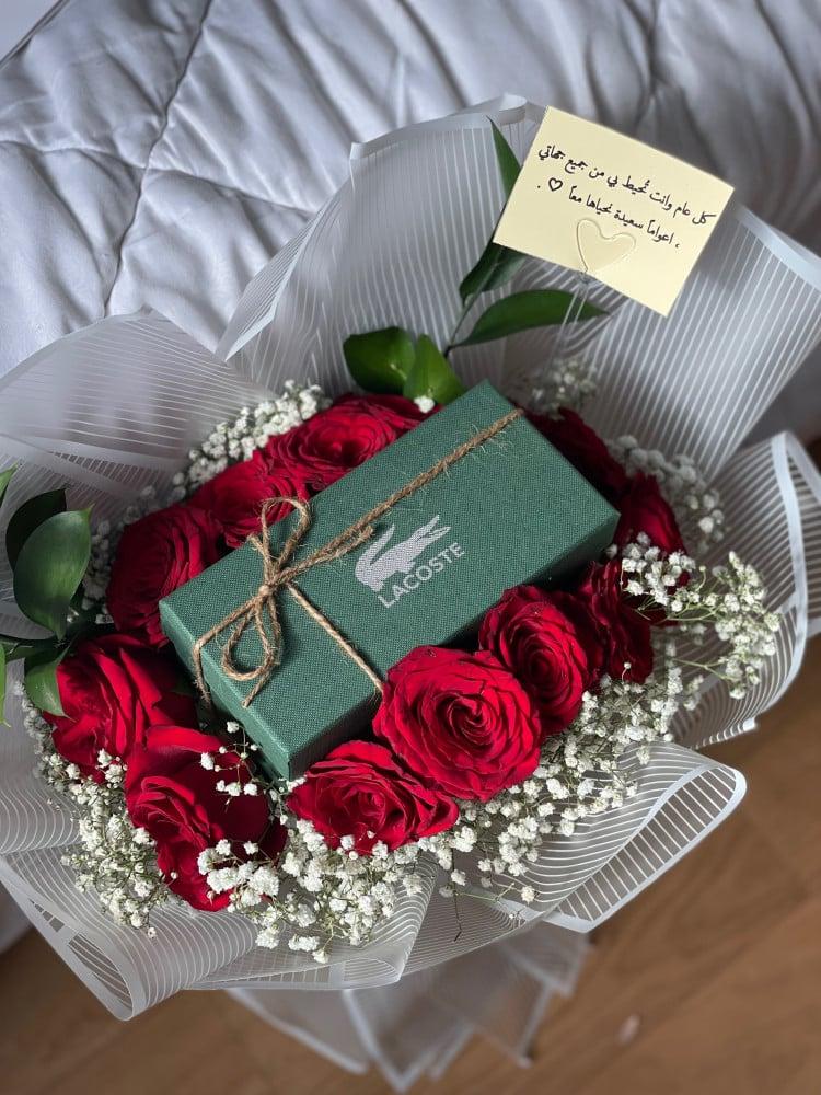 باقة ورد احمر جوري+ نظارة لاكوست