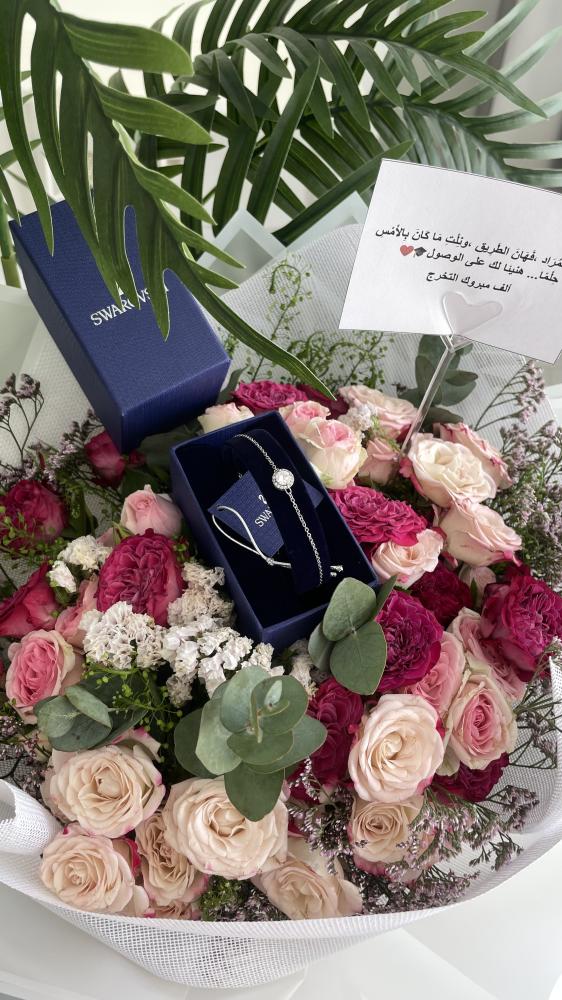 باقة ورد طبيعي + اسوره سوارفسكي وكرت