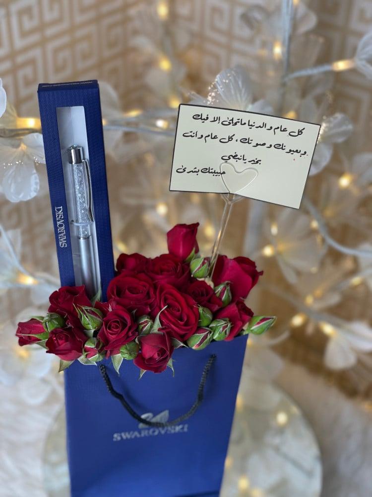 تنسيق قلم فضي سوارفسكي مع ورد بيبي روز طبيعي