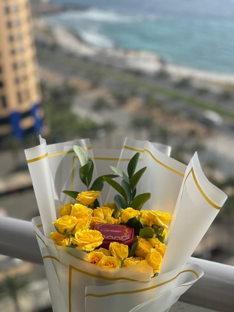 باقة ورد بيبي روز اصفر + خاتم كارتير ذهبي