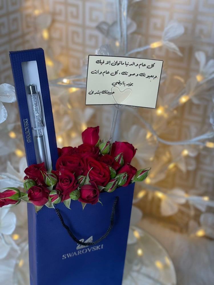 تنسيق قلم فضي سوارفسكي مع ورد بيبي روز طبيعي