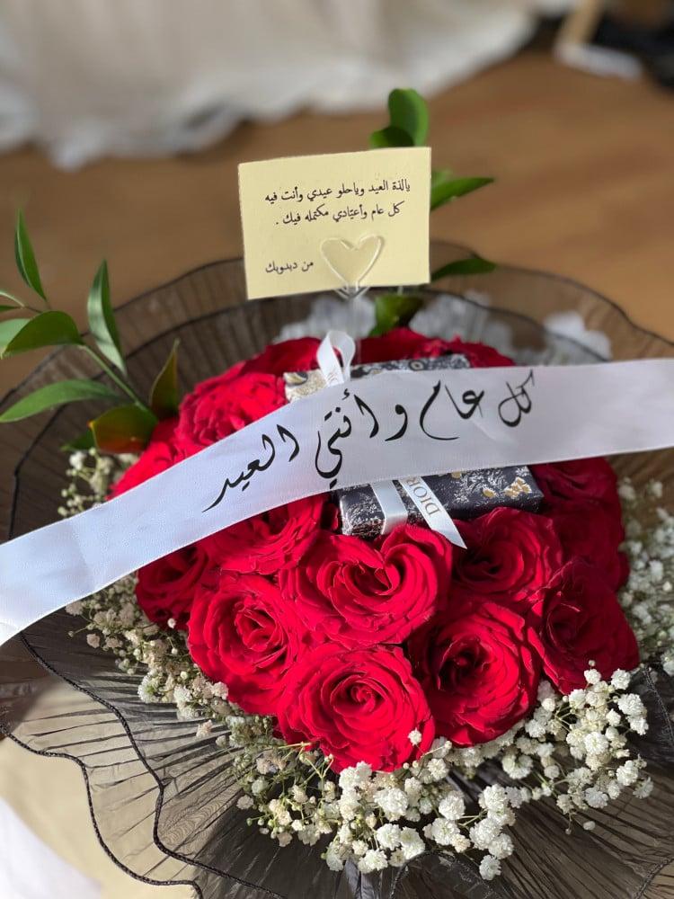 باقة كبيره مع شريطه بعباره باختيارك ( بدون هديه)