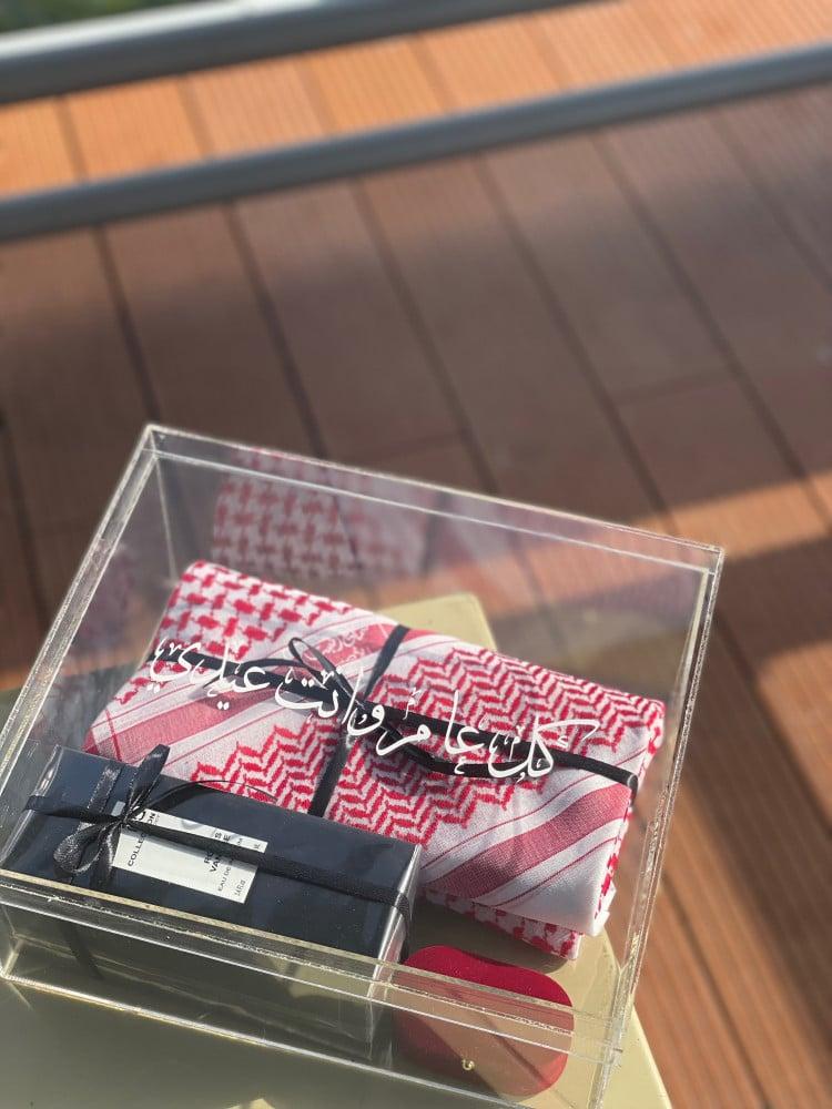 بوكس اكريلك + شماغ+ كبك + عطر مانسيرا