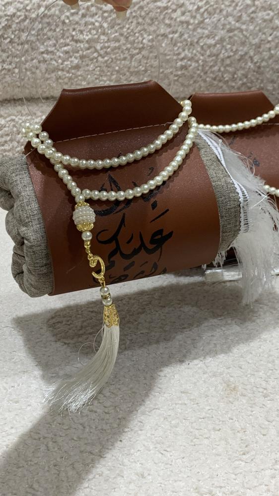 توزيعات رمضان تشمل سجادة وسبحه وحامل الجلد مع الكتابة