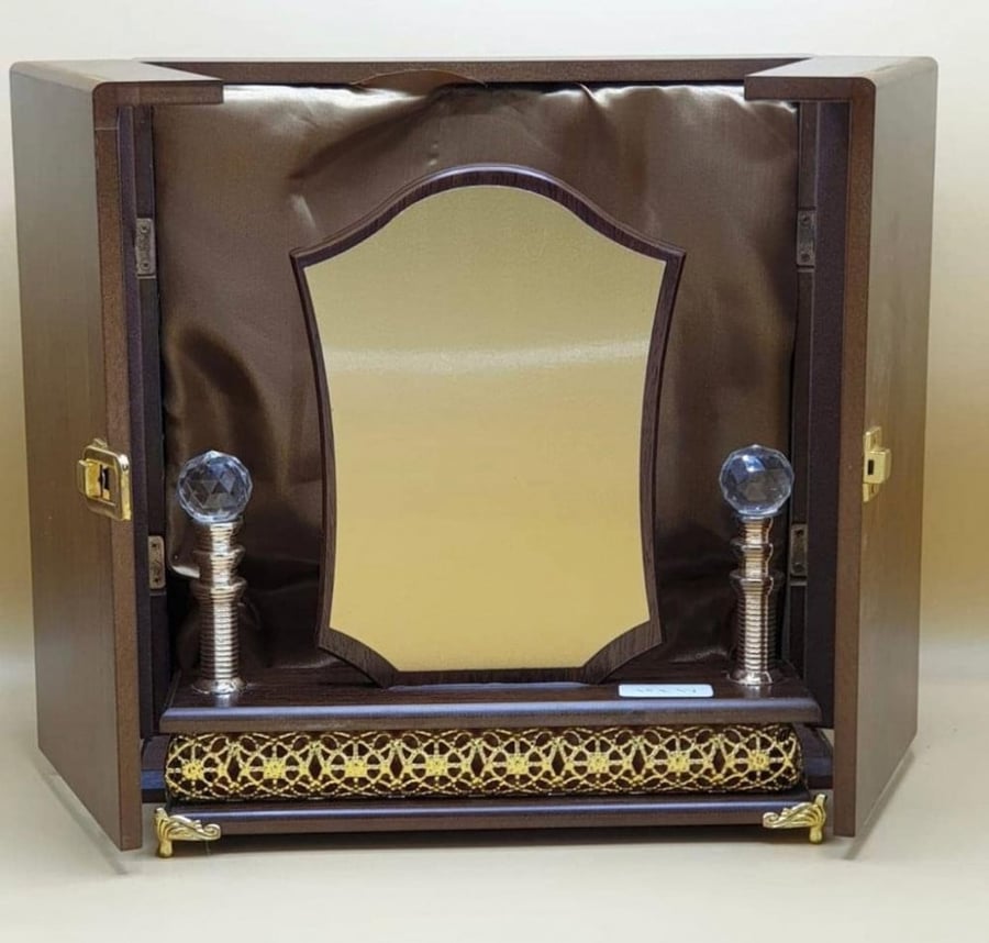 Print gilded wooden souvenir shield with box