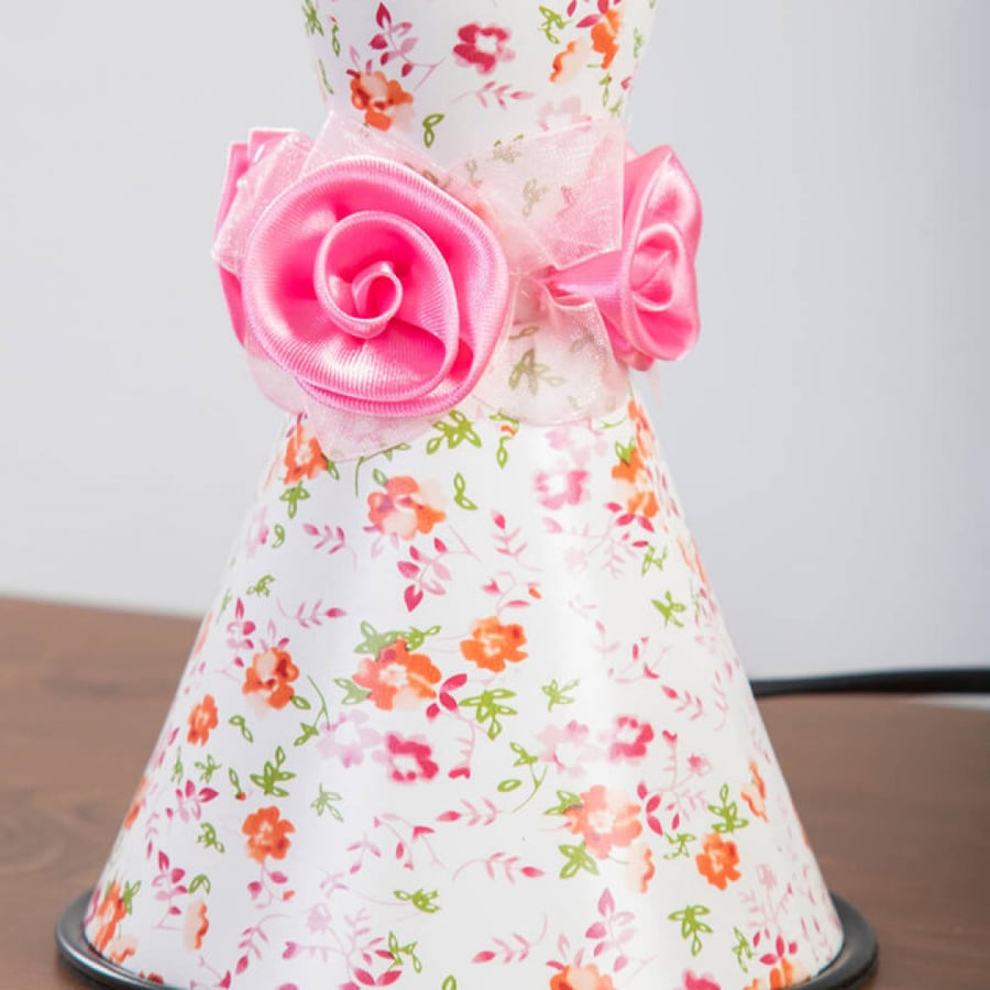 Children's lamp with floral designs for girls