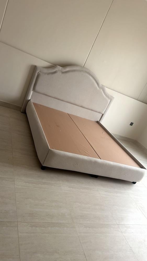سرير نفرين مخمل بحواجز ورأس دائري هندسي