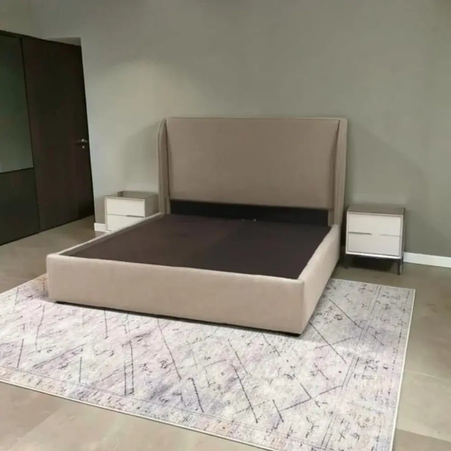 سرير نفرين سادة لون بيج كلاسيك بتصميم هادئ وأنيق يناسب عشاق الديكور الكلاسيكي والبسيط