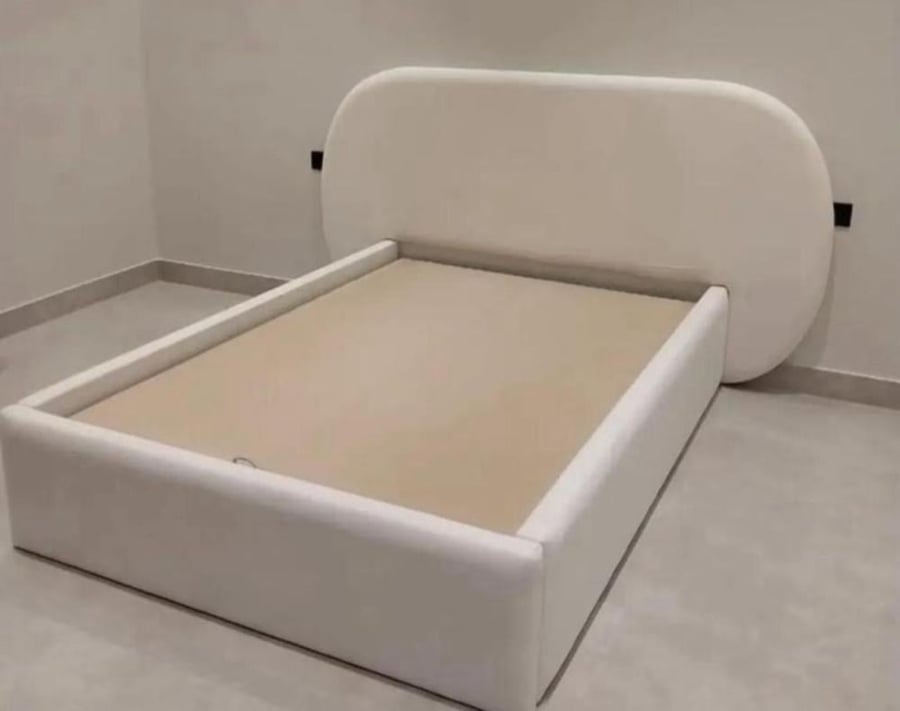 سرير نفر ونص مخمل بحواجز ورأس بيضاوي هندسي
