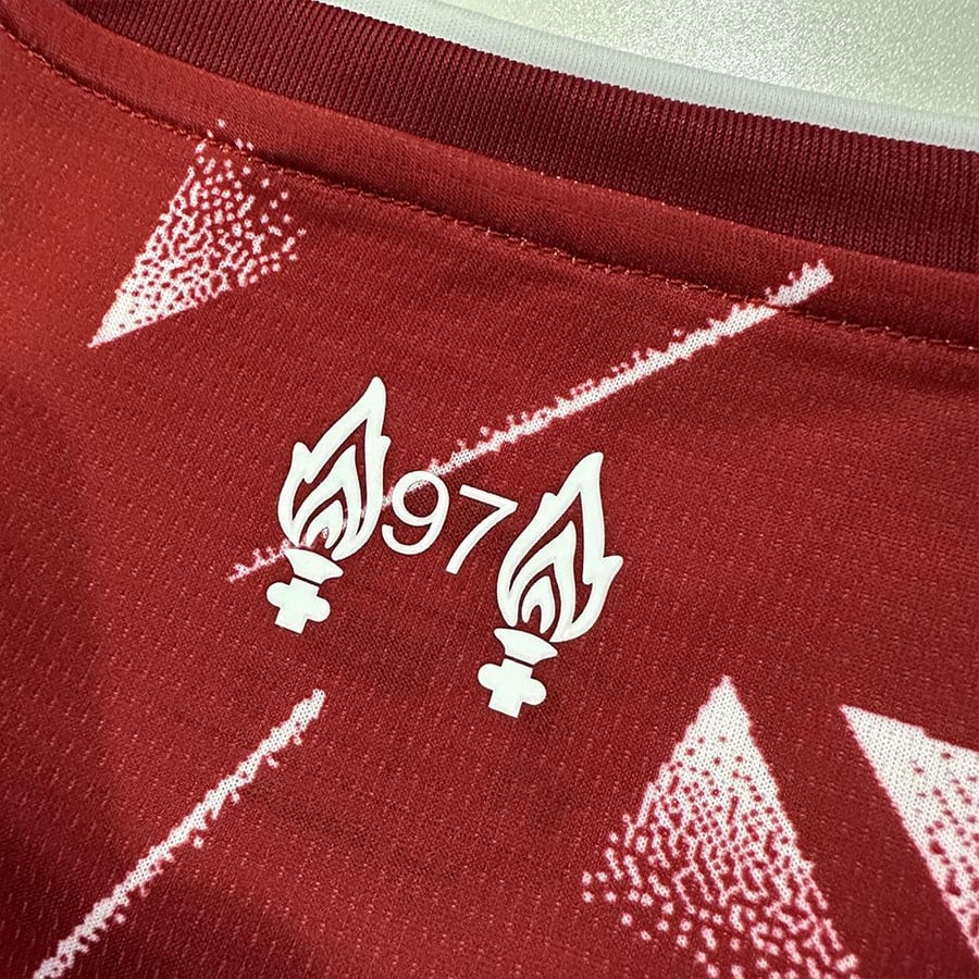 تيشيرت ليفربول الاساسي 27\26