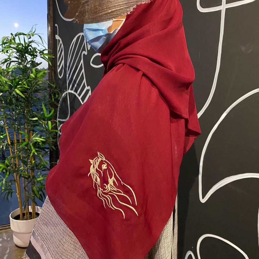 Bawal Oudiy headscarf - embroidery of horses on both sides