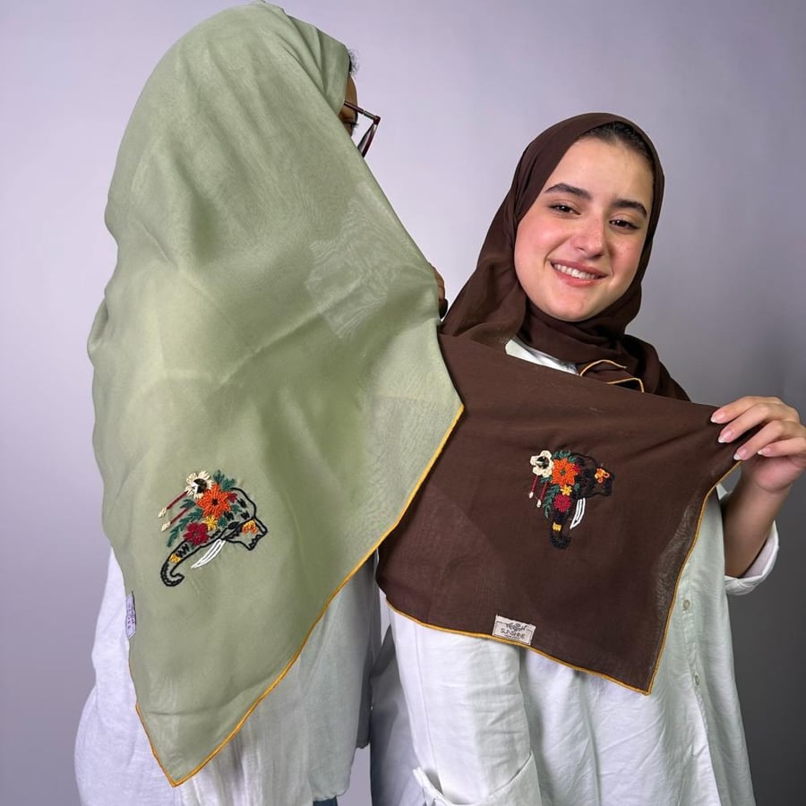 طرحة بوال متوفرة باللون البُنّي ، الباذنجاني ، التفاحي قمر الدين بتطريز الفيل المُورَّد، تتوسطه لمسة من فص سوارڤيسكي اللامع